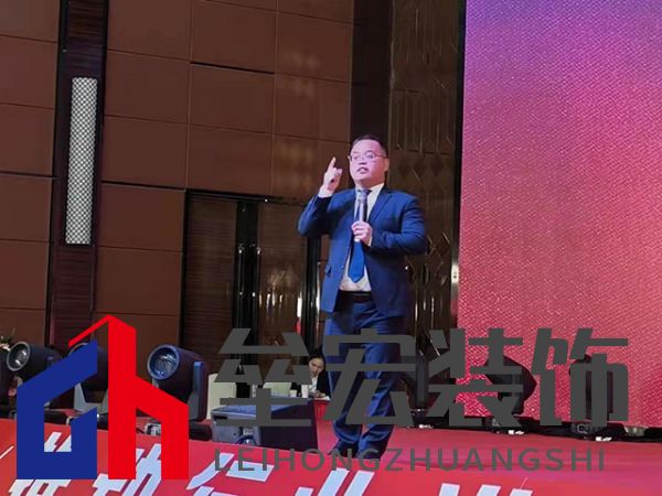 隨后，航邦衛(wèi)浴華中區(qū)營(yíng)銷總監(jiān)陳喜杰先生就2022年?duì)I銷動(dòng)向展開陳述。今年?duì)I銷層面將延續(xù)具有攻擊性和高密度的營(yíng)銷政策，確保航邦在各地終端的絕對(duì)優(yōu)勢(shì)不動(dòng)搖。讓更多的消費(fèi)者，以更少的預(yù)算，用上更加優(yōu)質(zhì)的衛(wèi)浴產(chǎn)品，用超高的性價(jià)比助力廣大青年群體實(shí)現(xiàn)高品質(zhì)的“新居夢(mèng)”。