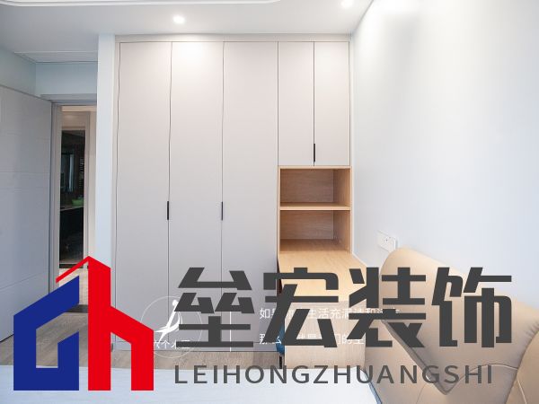 103㎡三居室一門到頂?shù)囊鹿裨O(shè)計(jì)，簡(jiǎn)約又溫馨
