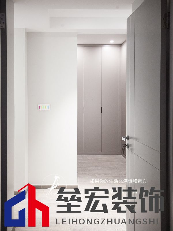 103㎡三居室一門到頂?shù)囊鹿裨O(shè)計(jì)，簡(jiǎn)約又溫馨